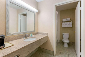 Отель Quality Inn & Suites Oceanside Near Camp Pendleton  Окинсайд